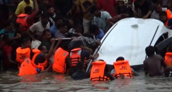 ஆற்றில் கவிழ்ந்த கார் : சிறுமி உள்ளிட்ட மூவர் பலி